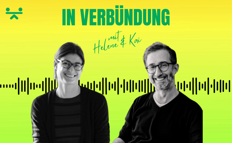 Podcast-Cover von 'In Verbindung'. Oben steht der Titel in großen grünen Buchstaben: 'IN VERBÜNDUNG', darunter in Handschrift 'mit Helene & Kai'. Darunter eine schwarze Tonspur-Grafik. Links ist eine lächelnde Frau mit Brille zu sehen, rechts ein lächelnder Mann mit Brille. Der Hintergrund ist ein gelb-grüner Farbverlauf.