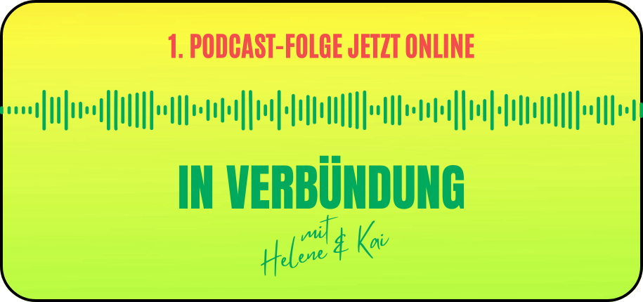 Podcast-Grafik mit gelb-grünem Hintergrund und Schallwellen in Türkis. Oben in Pink der Text: ‚1. Podcast-Folge jetzt online‘. In der Mitte der Titel ‚In Verbindung – mit Helene & Kai‘.