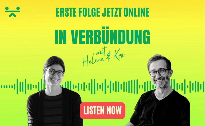 In Verbündung Folge 1 mit Helene & Kai Grafik zur ersten Folge des Podcasts In Verbindung mit Helene & Kai. Gelb-grüner Farbverlauf im Hintergrund, schwarze Tonspur in der Mitte, links Porträt von Helene, rechts Porträt von Kai. Oben der Text: ‚Erste Folge jetzt online – In Verbindung mit Helene & Kai‘. Unten ein roter Button mit der Aufschrift ‚Listen Now‘.