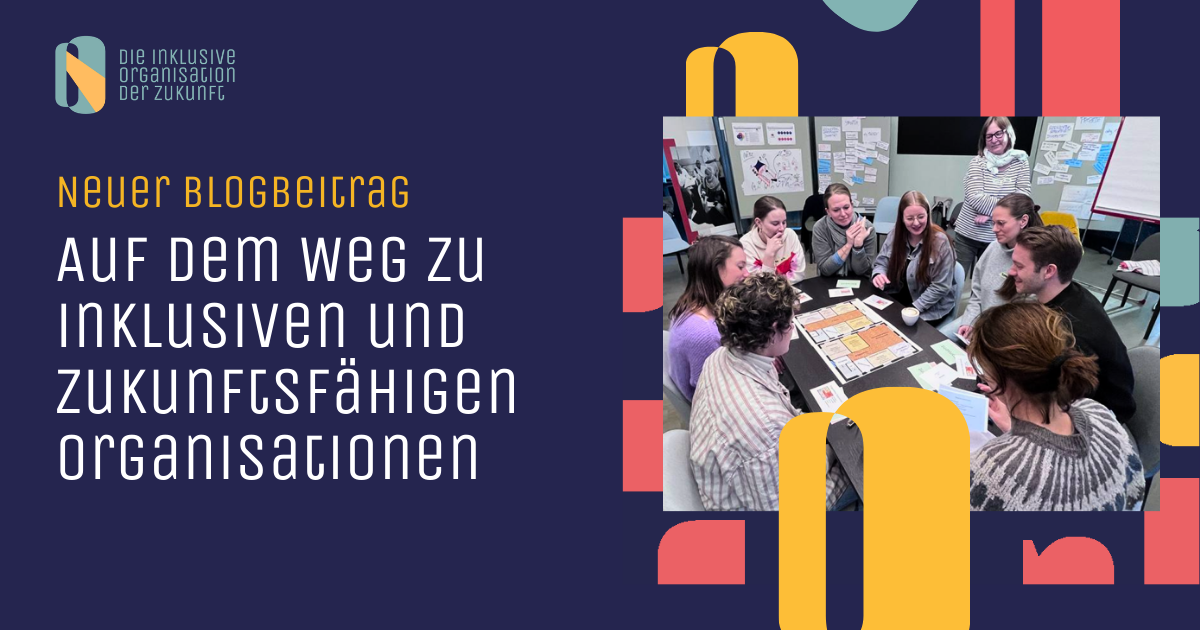 DE Feb 2026 Blog DOZ Grafik mit der Überschrift „Neuer Blogbeitrag – Auf dem Weg zu inklusiven und zukunftsfähigen Organisationen“ und dem Logo „Die Inklusive Organisation der Zukunft“. Rechts ist ein Foto einer Gruppe von etwa neun Personen, die gemeinsam an einem Tisch sitzen und mit Karten und Notizen arbeiten. Im Hintergrund hängen beschriebene Flipcharts und Moderationswände. Die Gestaltung ist in dunklem Blau mit gelben und roten grafischen Elementen.