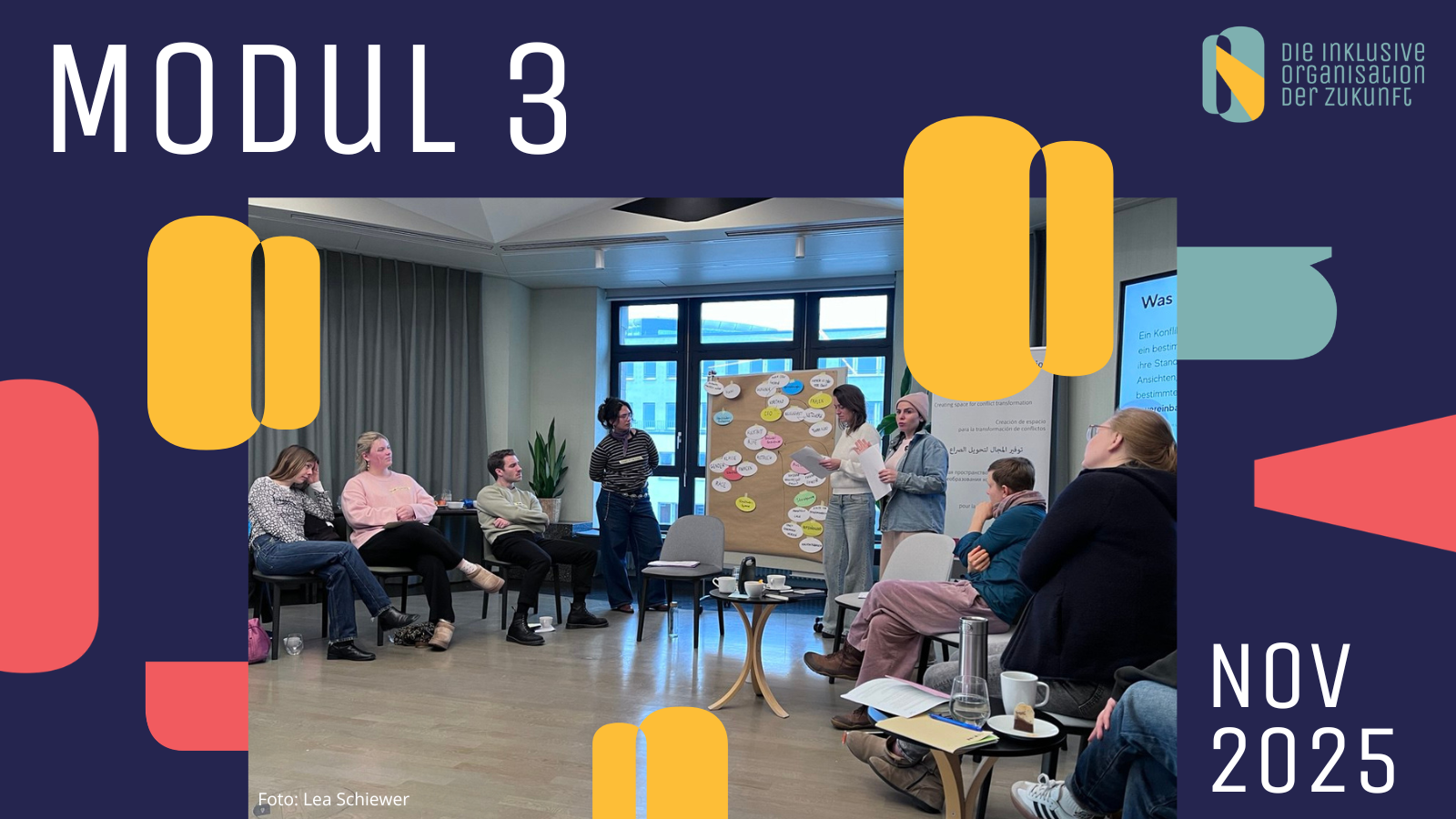 DOZ_Modul-3(1) Zwei Teilnehmende sitzen in einem Stuhlkreis und sprechen miteinander während des Workshops der Inklusiven Organisation der Zukunft. Im Hintergrund hängen Pinnwände mit Notizen zu Feedback- und Fehlerkultur sowie ein Flipchart mit Themen wie Kollegiale Fallberatung und feministischer Konfliktbearbeitung. Die Stimmung wirkt konzentriert und offen.