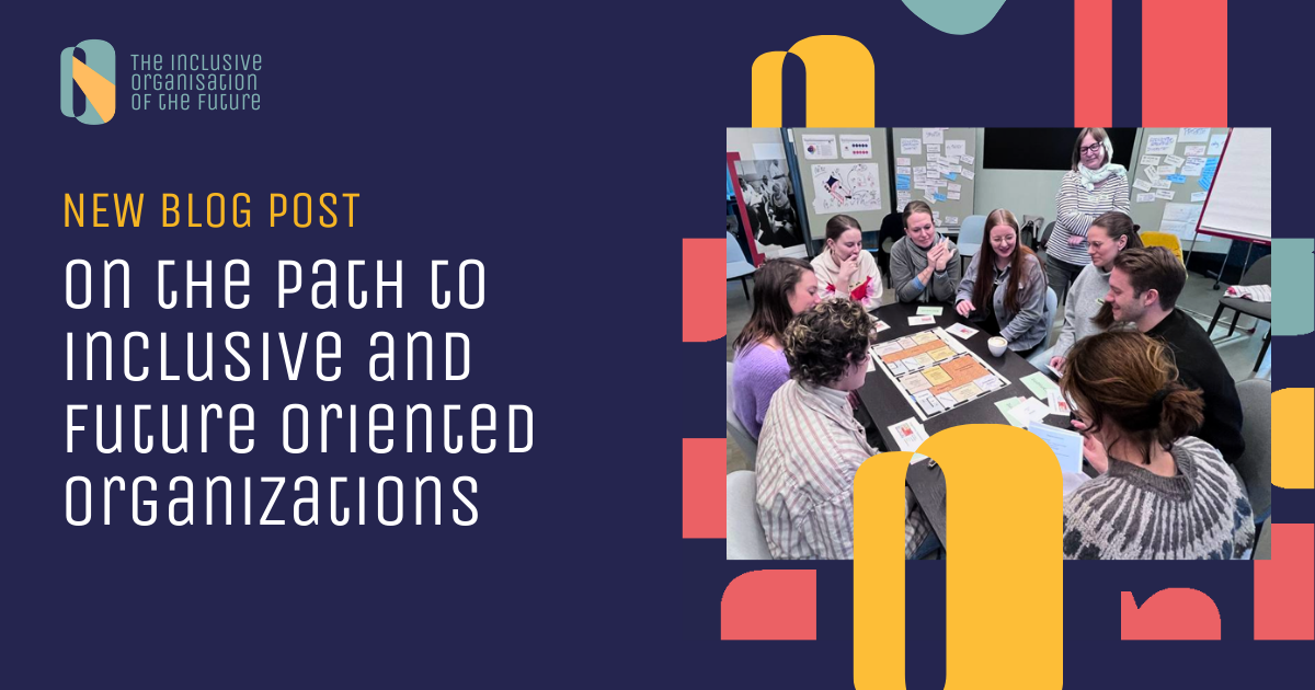 Graphic with the headline “New Blog Post – On the Path to Inclusive and Future-Oriented Organizations” and the logo “The Inclusive Organization of the Future.” On the right, a photo shows around nine people sitting together at a table, engaged in a workshop using cards and notes. Flipcharts and moderation boards with written notes are visible in the background. The design features a dark blue background with yellow and red graphic elements.