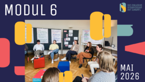 Mehrere Personen sitzen in einem Stuhlkreis in einem hellen Raum mit Parkettboden. Im Hintergrund stehen drei große Pinnwände, die mit großformatigen, handbeschriebenen Flipcharts bestückt sind. Auf einer Pinnwand sind zusätzlich kleine Karten mit Symbolen befestigt. Im Vordergrund sind bunte Sitzwürfel und ein Tisch mit weiteren Materialien zu sehen. 